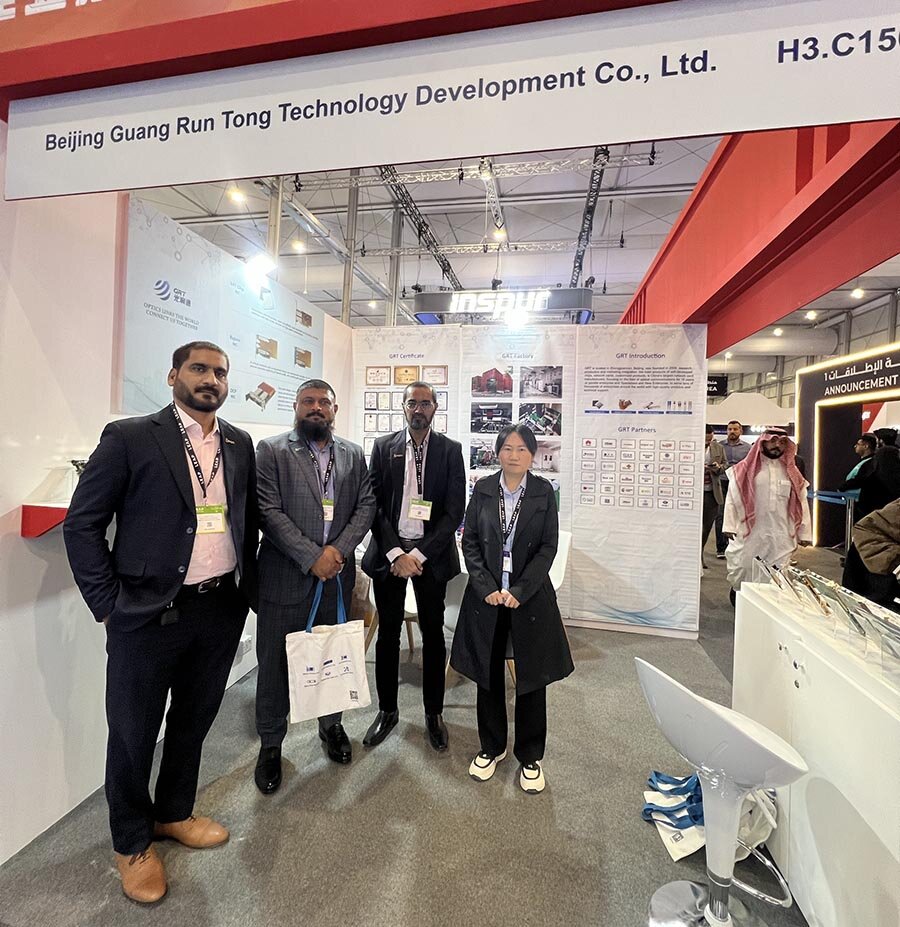 外貿(mào)經(jīng)理與參會嘉賓合照