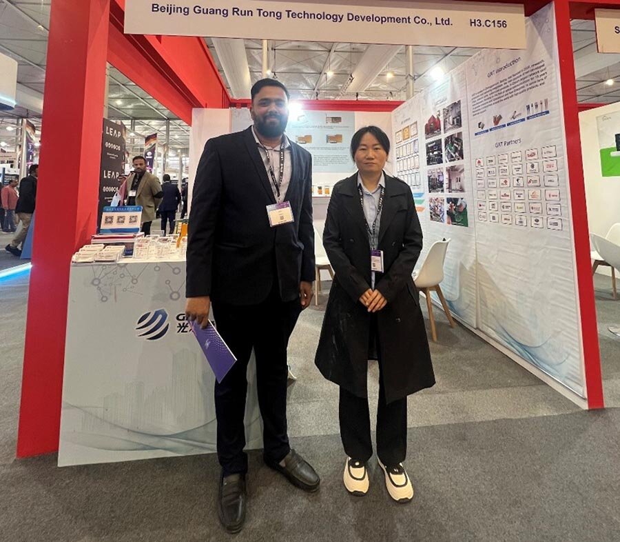 外貿(mào)經(jīng)理與參會嘉賓合照