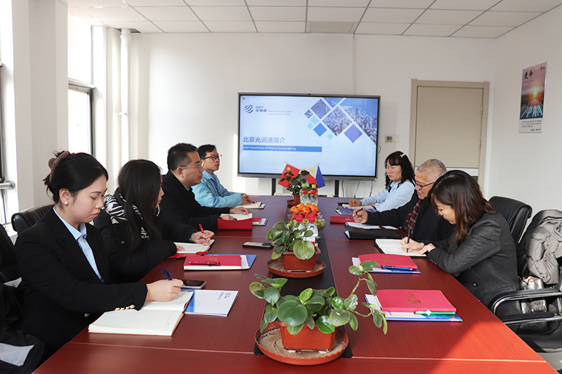 菲律賓商務(wù)參贊代表團到訪光潤通 共探中菲通信領(lǐng)域合作新機遇(圖2) 圖片1(6).png